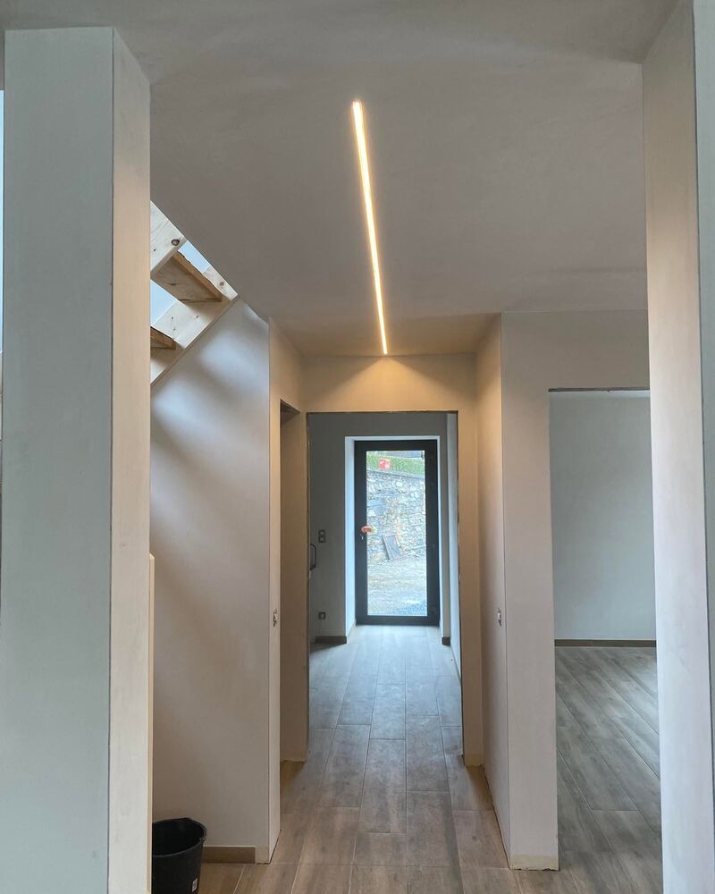 Hall d’entrée : ruban LED encastré au plafond, dans l’axe du couloir.