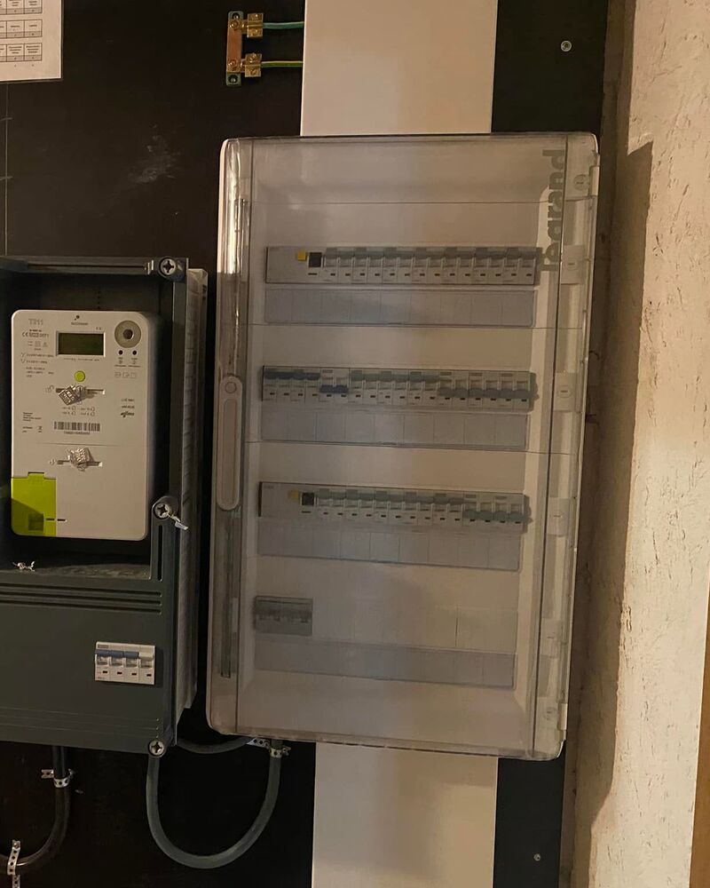Tableau électrique modulaire sous capot transparent, à côté du compteur.