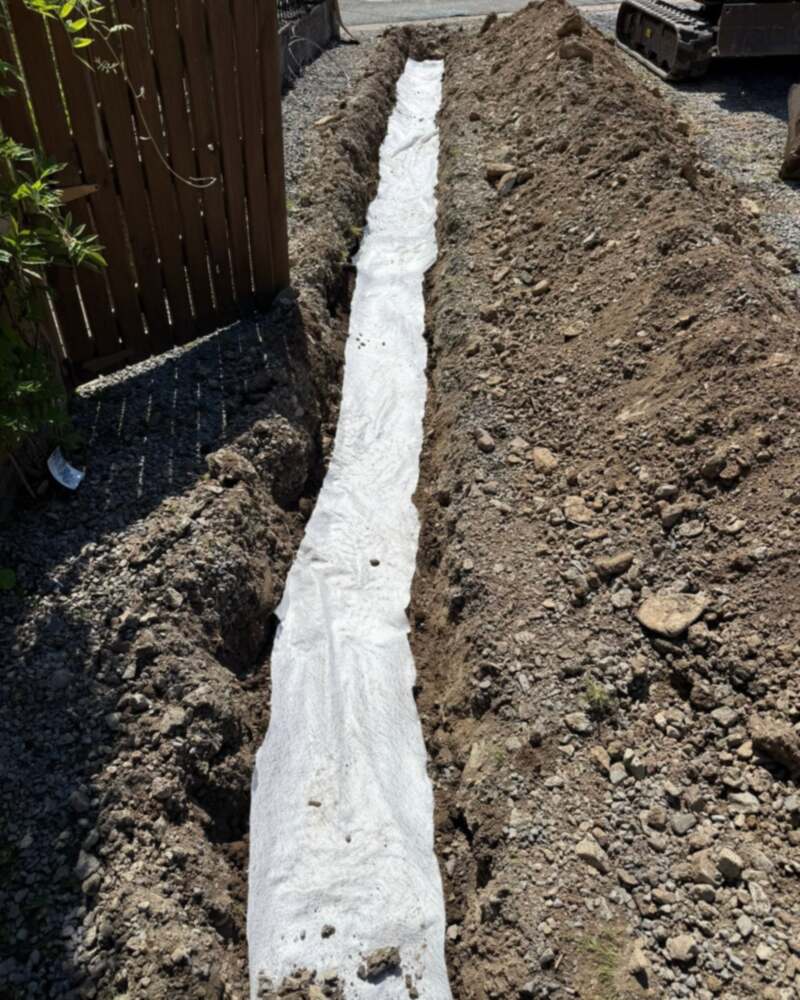 Fond de la tranchée recouvert d’une toile blanche, avant rebouchage.